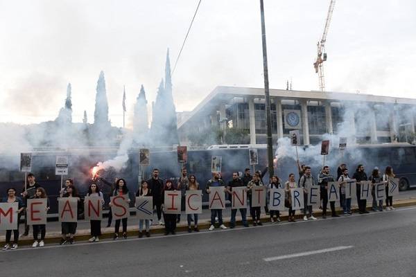 В Афинах произошли столкновения демонстрантов и полиции у посольства США