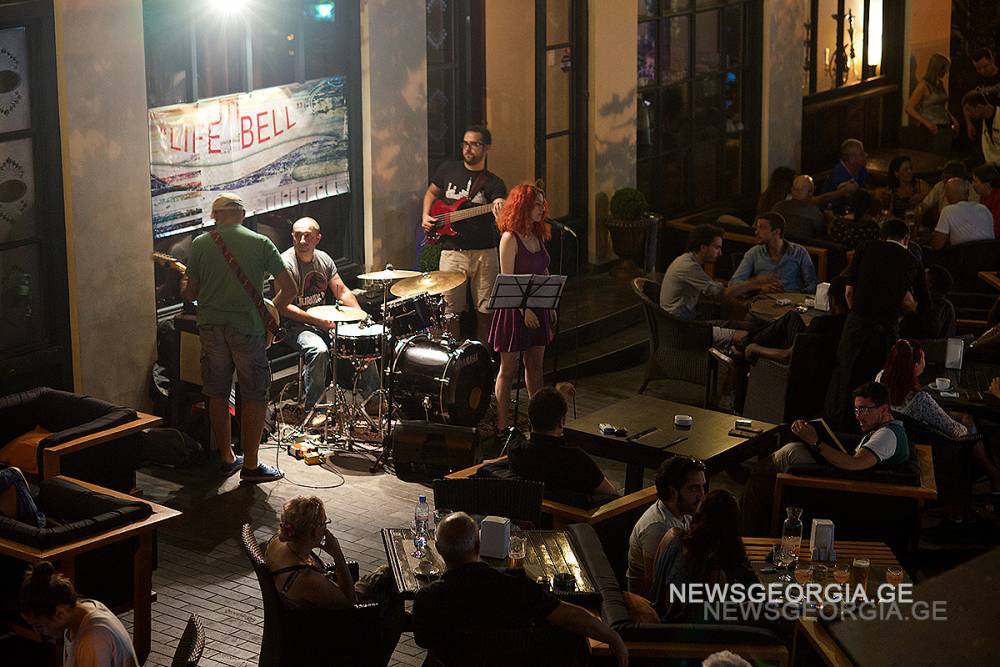 Тбилисским кафе разрешат использовать больше пространства для соблюдения дистанции