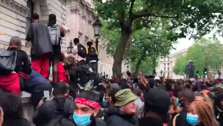 В Лондоне протестующие устроили потасовку у резиденции Джонсона на Даунинг-стрит