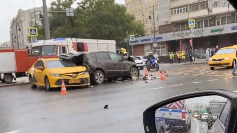 Трое пострадали в крупном ДТП в центре Москвы.
