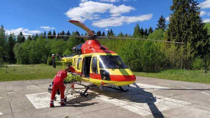 Вертолет доставил в Петербург двух тяжелых больных из Ленобласти