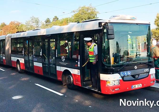 В Праге автобус столкнулся с фургоном: 11 пострадавших