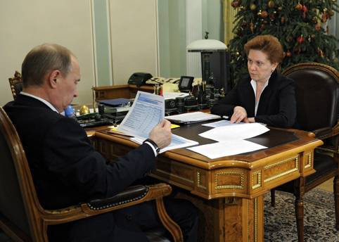 Путин одобрил выдвижение Комаровой на новый губернаторский срок
