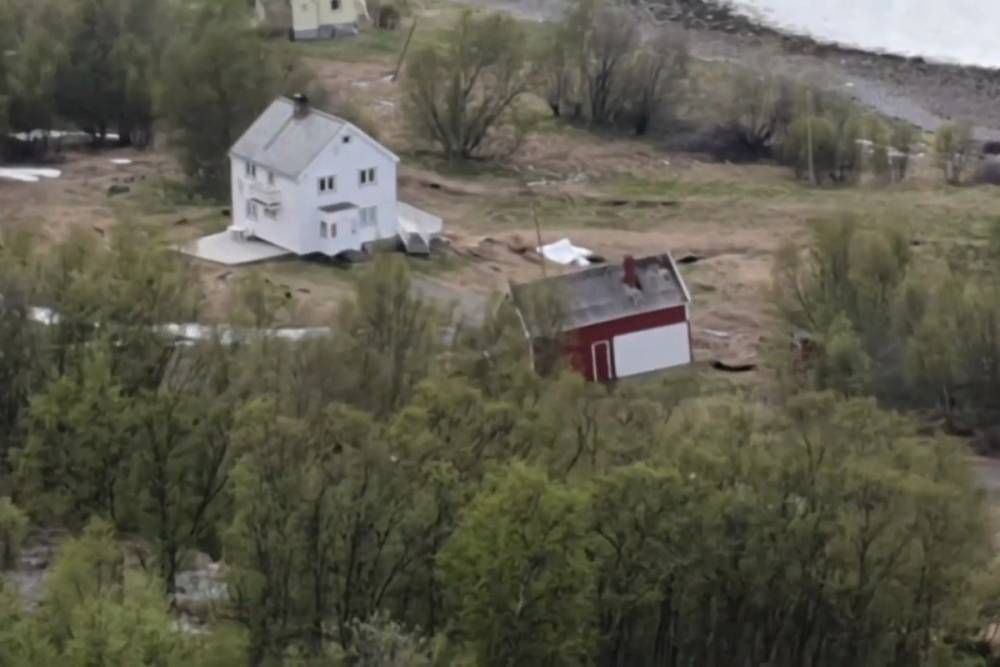 Появилось видео «убегающих» в море домов в Норвегии