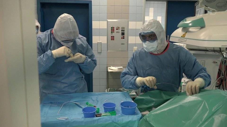 Российские медики не прекращают делать операции пациентам с COVID-19