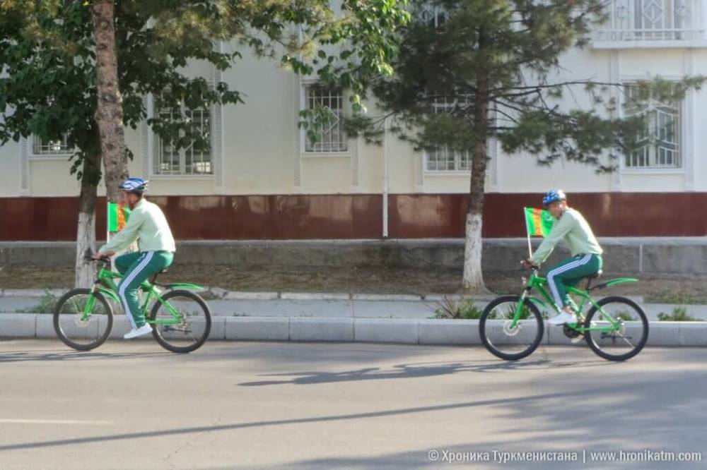 Во Всемирный день велосипеда в Ашхабаде открыли монумент и перекрыли дороги