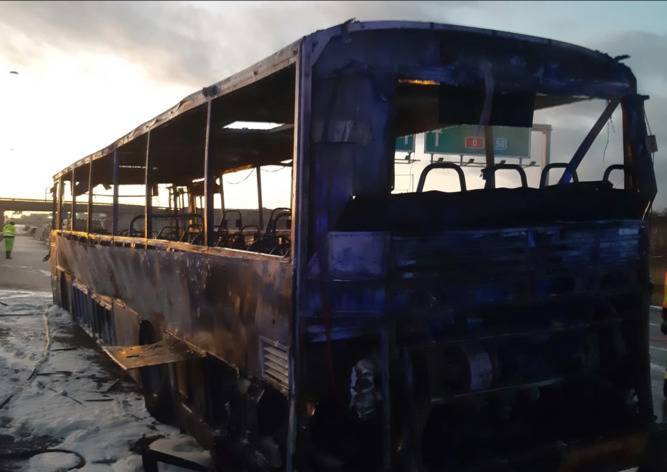 На D1 близ Праги сгорел автобус