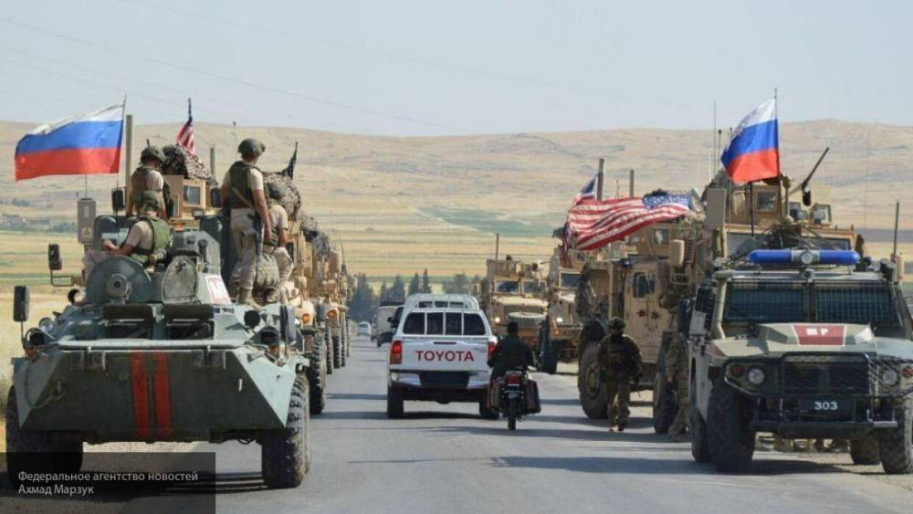 Военные РФ возвращаются в пункт дислокации после патрулирования территорий Сирии