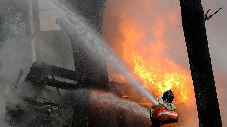Два человека погибли при пожаре на складе в Смоленской области