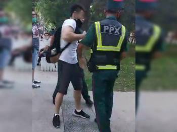 В ГУВД прокомментировали видео, где сотрудники ППС задерживают двух молодых фокусников в центре Ташкента