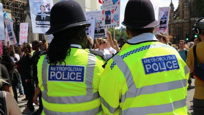 В Лондоне зафиксировали 100 случаев умышленного чиха и кашля на полицейских