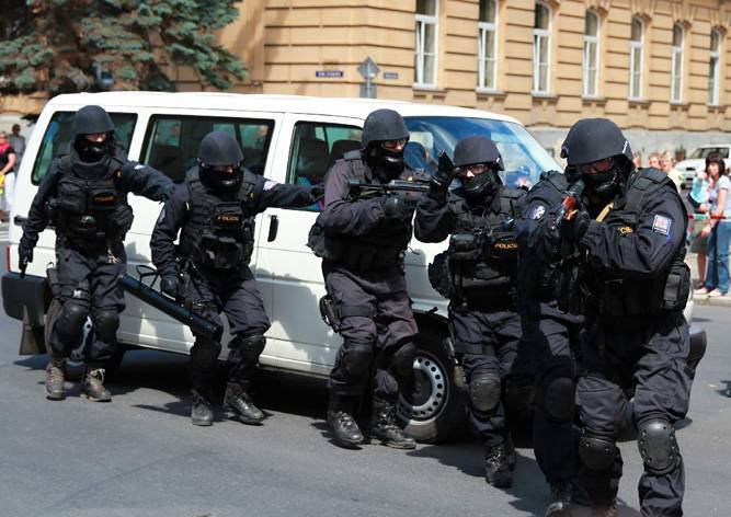 В Праге полицейский спецназ «скрутил» незадачливых шутников