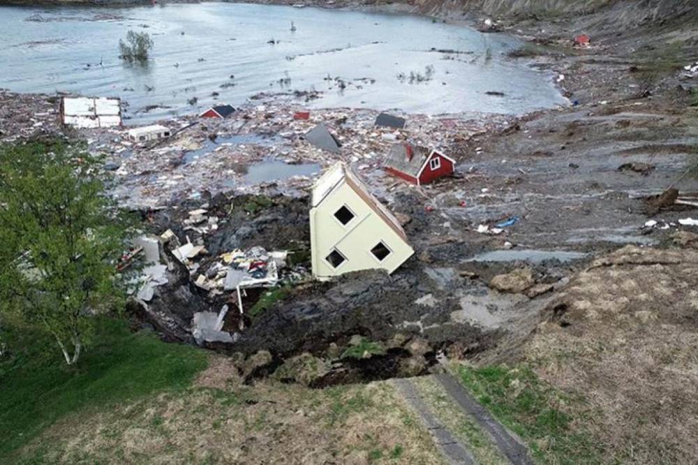 Оползень в Норвегии смыл в море восемь домов