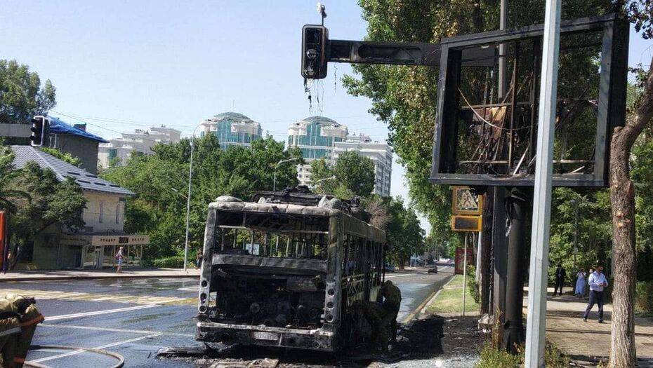 В Медеуском районе Алматы сгорел автобус, пострадавших нет