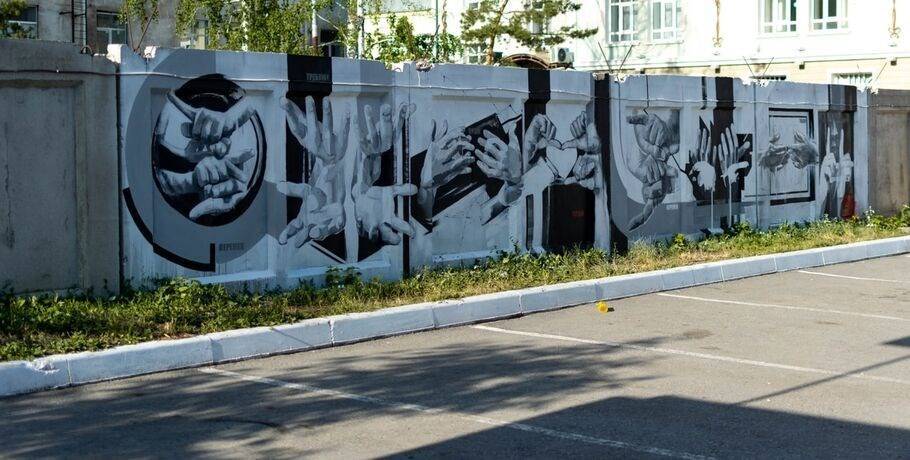 Омские художники нарисовали граффити в виде строчки из песни группы «Кино» на языке жестов