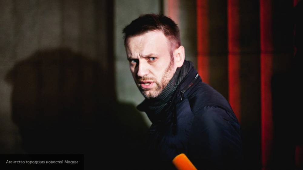 Навальный акцентирует внимание на пикете Азара, игнорируя беспорядки в США