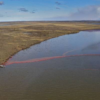 Более 100 тонн топлива собрали спасатели на месте разлива нефтепродуктов в Норильске