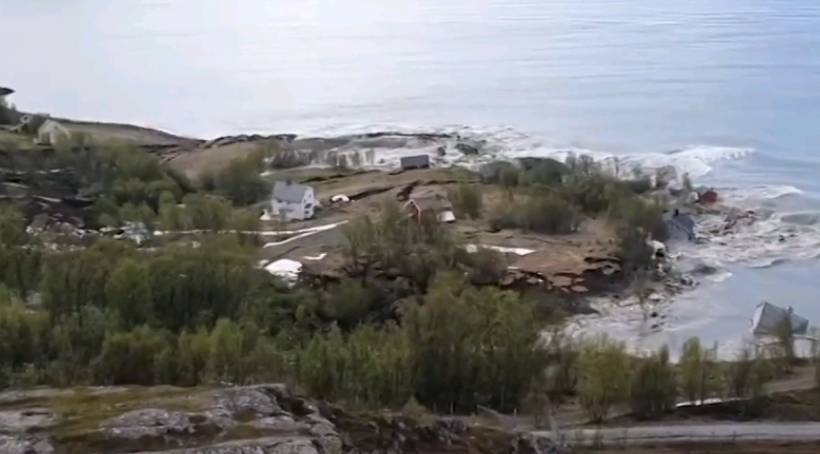 В Норвегии оползень унес в море жилой поселок