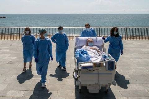 Пациентов, которые больны коронавирусом в Барселоне, вывозят дышать морским воздухом