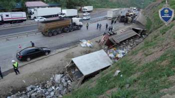 В Наманганской области произошло ДТП с участием трех грузовиков, три человека погибли