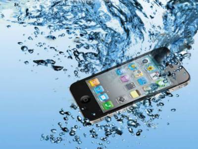 Первая помощь при падении смартфона в воду
