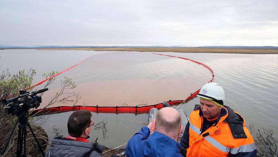 Разливы топлива на реке в Норильске планируют устранить за 14 дней