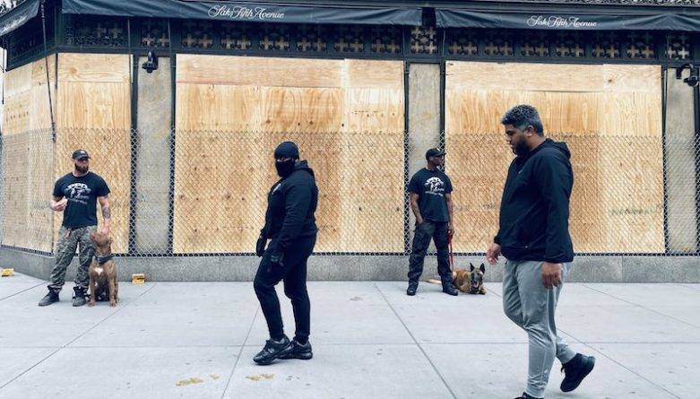 Магазин Saks Fifth Avenue в Нью-Йорке огородили колючей проволокой, чтобы защитить от вандалов