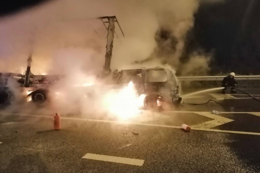 Под Киевом Lexus врезался в фуру: водитель внедорожника сгорел заживо