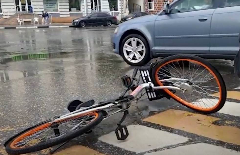 В центре Рязани автомобиль сбил девушку на велосипеде