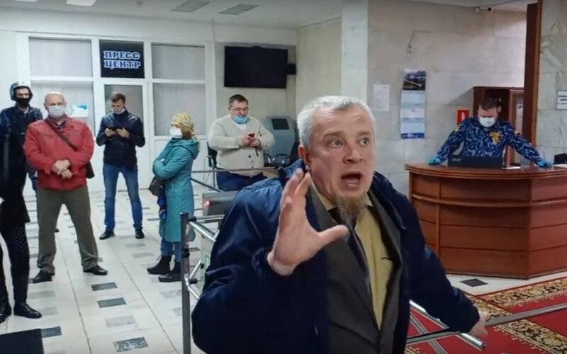 Сторонники скандально известного брянского блогера Коломейцева штурмуют здание областной администрации