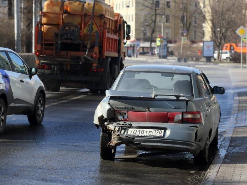 В Москве водителя лишили прав на 14 месяцев за аварию сторонних авто