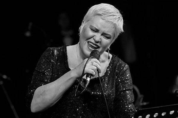 В Астрахани умерла джазовая певица Лариса Сазонова, лечившаяся от COVID-19