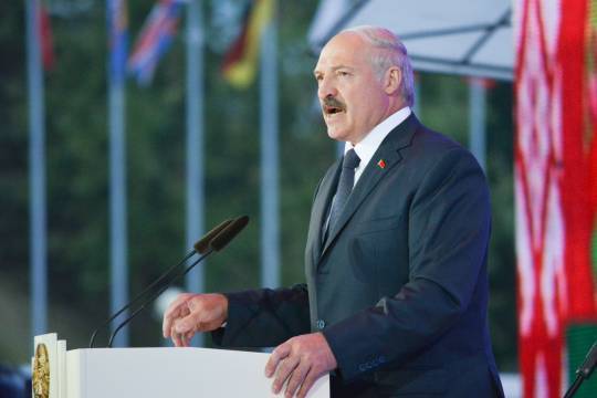 Лукашенко призвал своего соперника на выборах раскрыть источники финансирования кампании