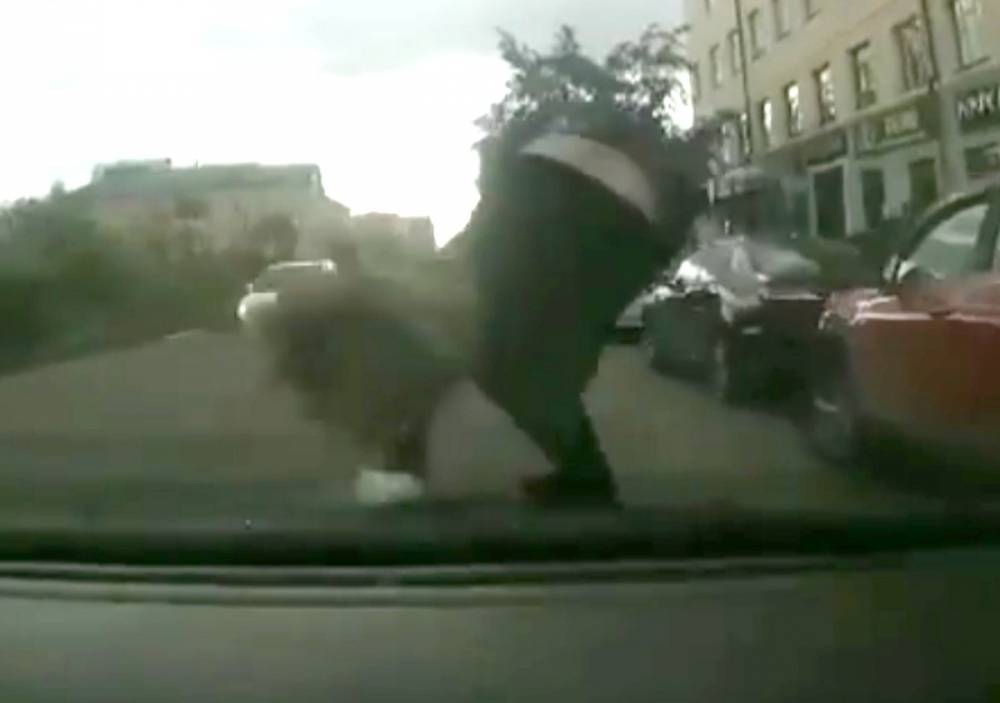 В Улан-Удэ 30-летняя женщина бросилась под колеса автомобиля. Видео