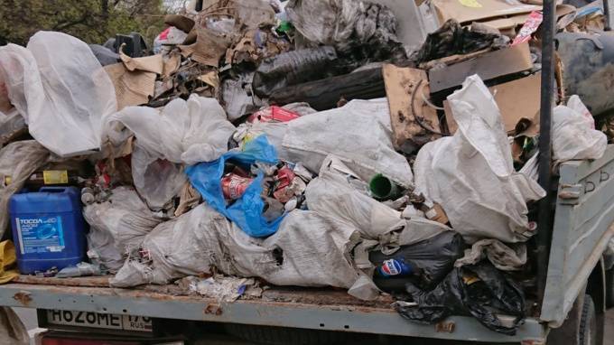 Жители Невского района пожаловались на стоящий несколько месяцев фургон с мусором