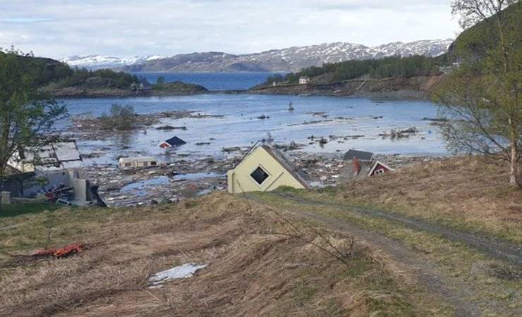 В Норвегии оползень унес в море восемь домов и собаку. Посмотрите, как это было