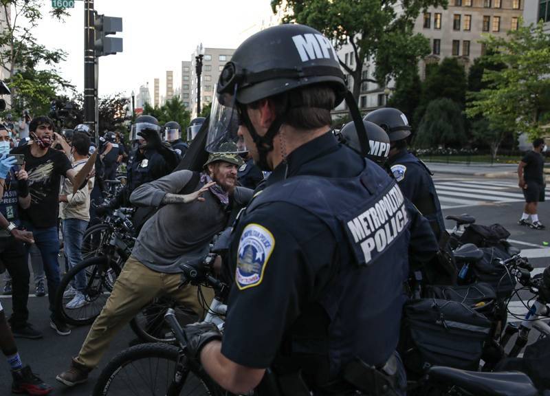 Как Флойда: американский полицейский придушил митингующего подростка (видео)