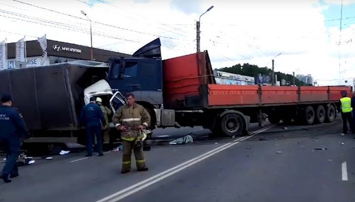 Шесть машин столкнулись в Рязани: момент аварии попал на видео