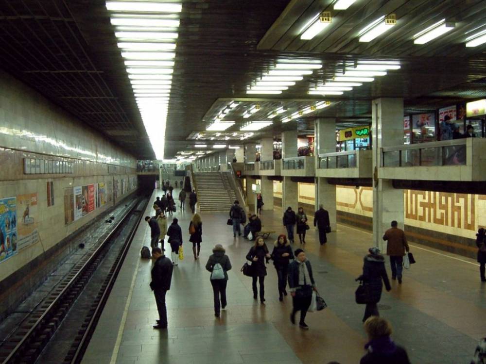 В киевском метро в час пик начали ограничивать поток пассажиров на входе