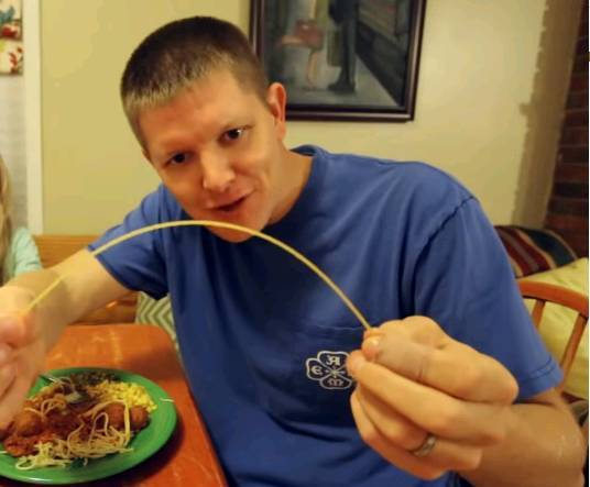 Ученые установили, как правильно ломать спагетти