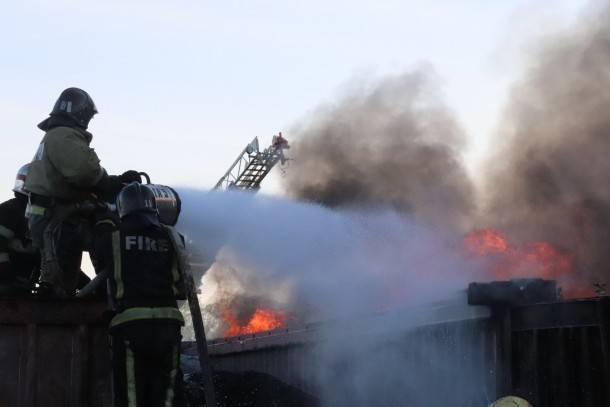 В Сыктывкаре локализовали пожар на территории компании «Шротт»