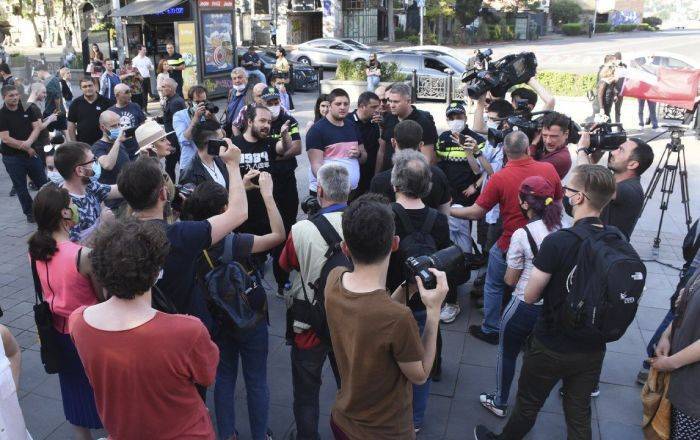 Американские споры: граждан США в Тбилиси успокаивала полиция - видео