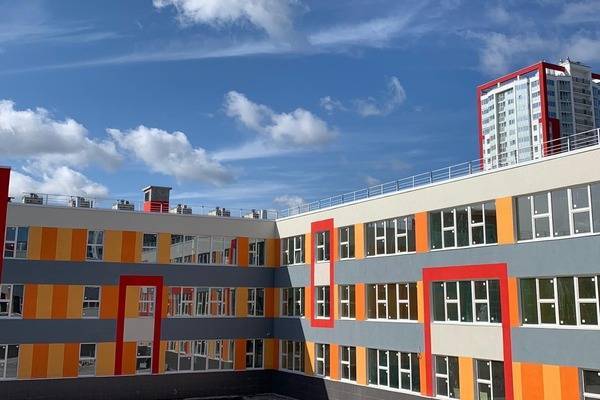 Старую школу в Колпино заменят на новую за миллиард рублей