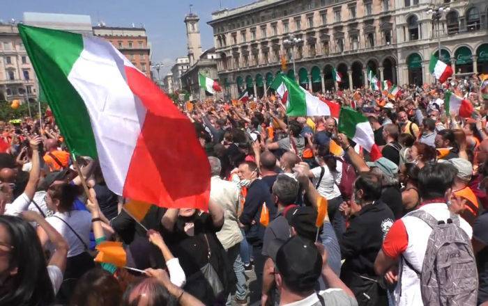 "Оранжевые жилеты": Италию захлестнула волна протестов против правительства
