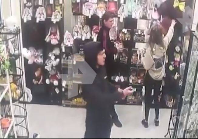Подростки избили продавщицу и ограбили цветочный ларек в Петербурге