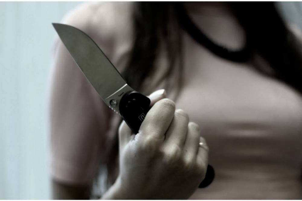 В Краматорске полицейские спасали женщину, которая вонзила себе нож в шею на глазах у детей