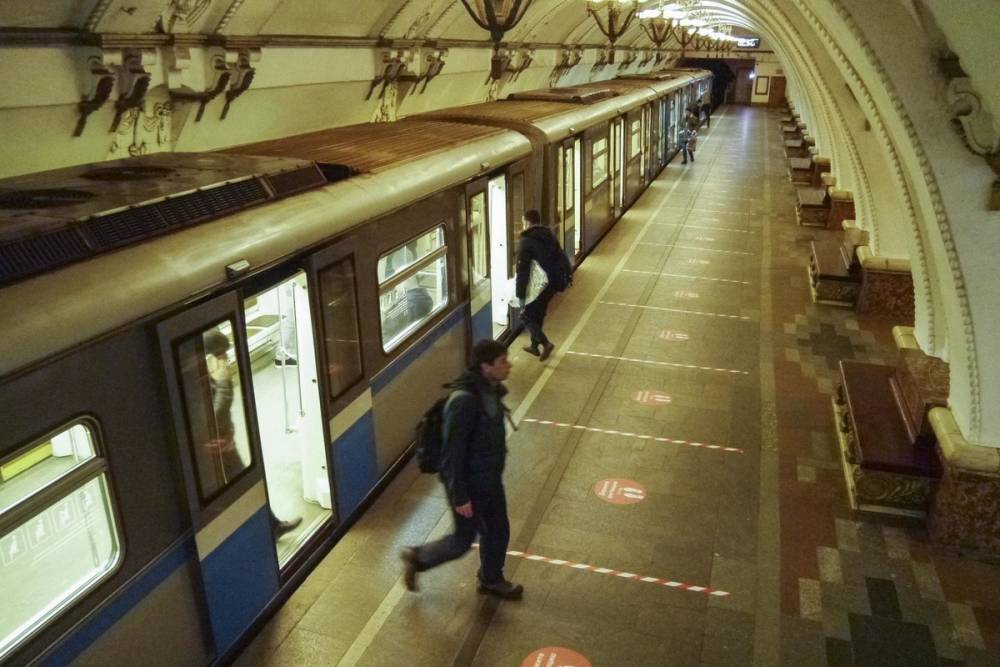 В Москве пассажир спрыгнул на рельсы метро и убежал в тоннель
