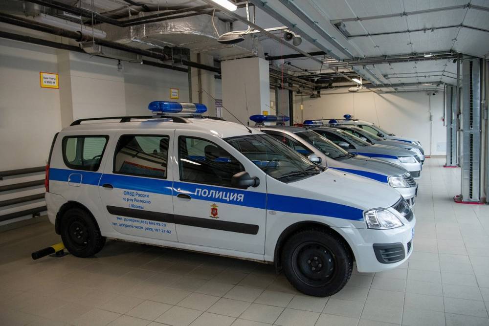 Полиция проведет проверку по факту угона автомобиля такси в Москве