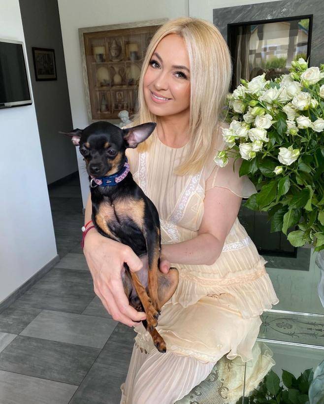 “Пуля-дуля”: Яна Рудковская публично оконфузилась во время прямого эфира в Instagram