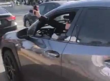 В Калифорнии женщина обрызгала подростков перцовым аэрозолем из окна автомобиля Lexus